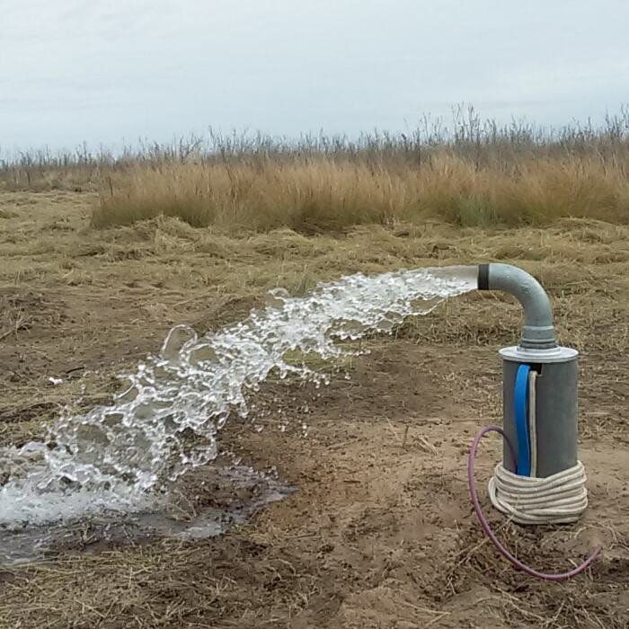 Agua saliendo de bomba